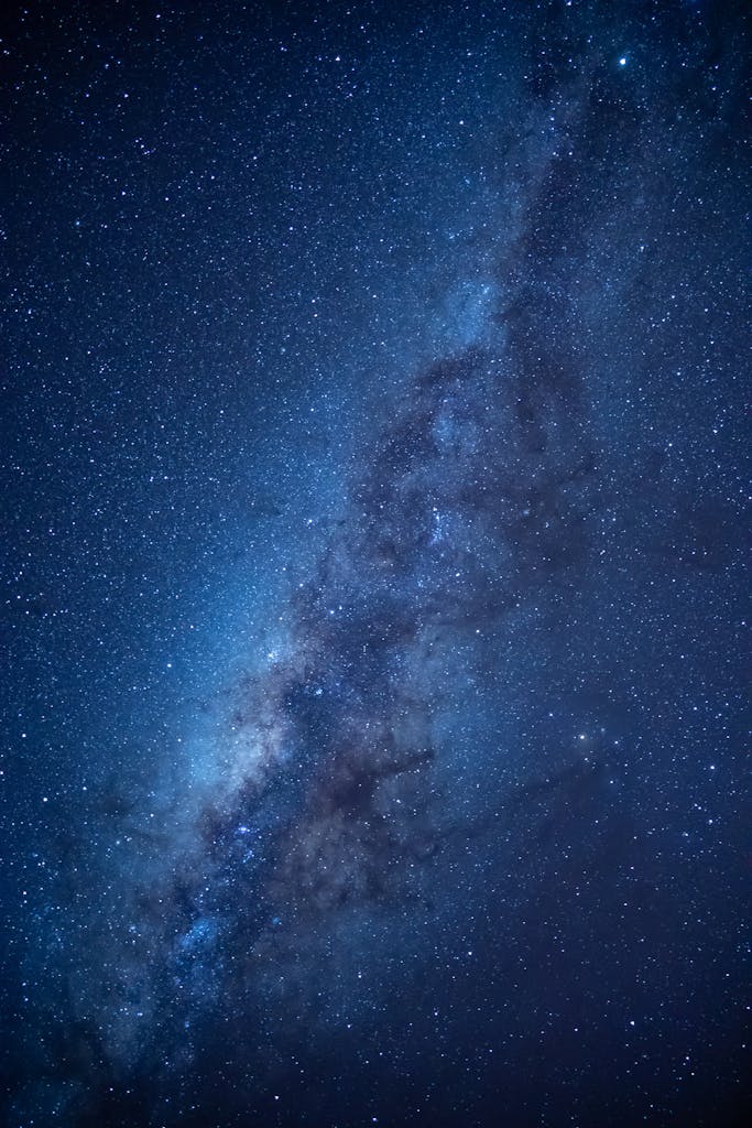 Stunning image of the Milky Way galaxy in a star-filled night sky.