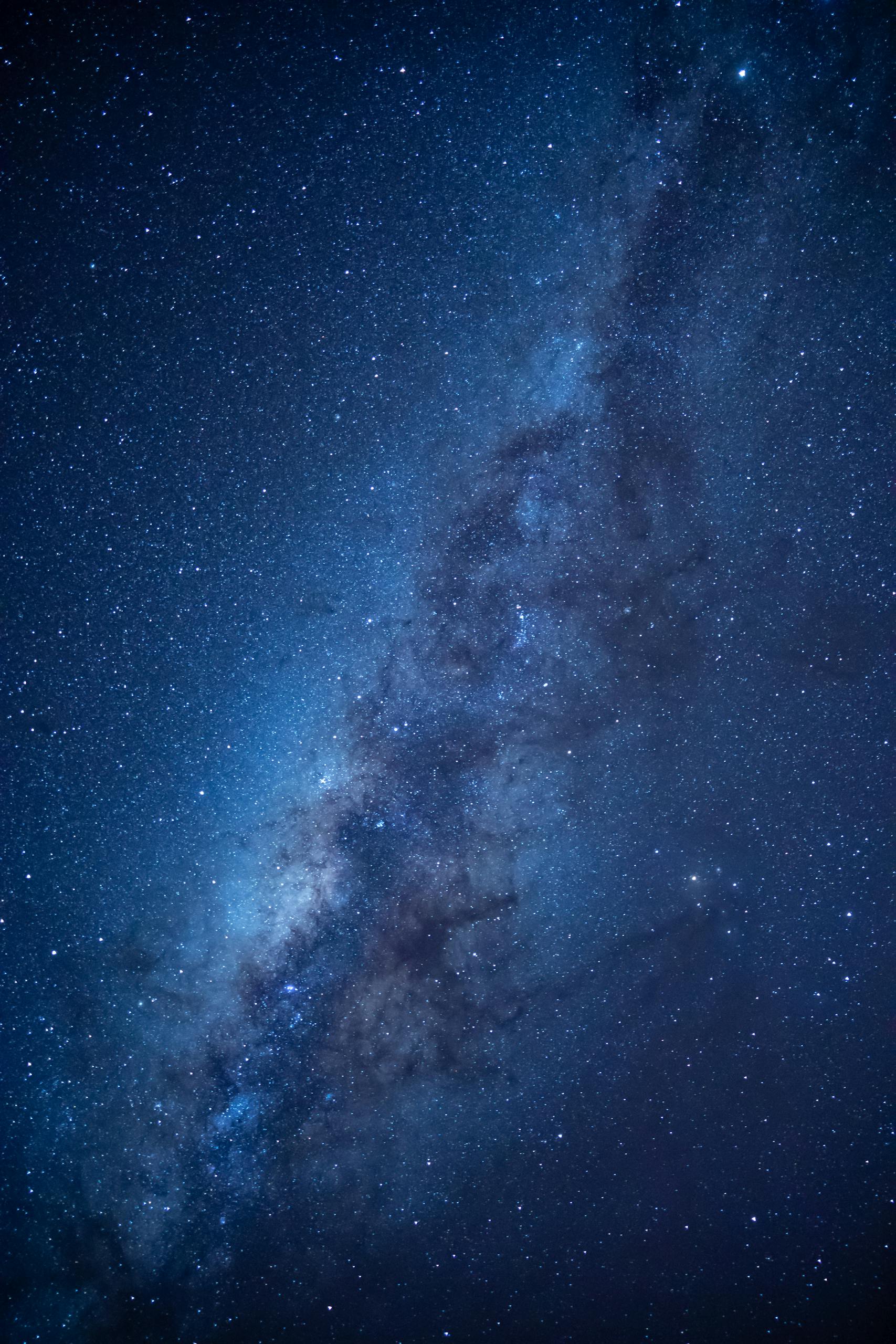 Stunning image of the Milky Way galaxy in a star-filled night sky.